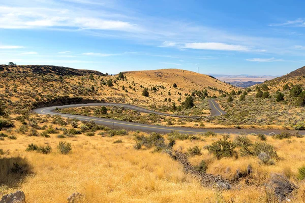 A estrada sinuosa em Central Oregon EUA América — Fotografia de Stock