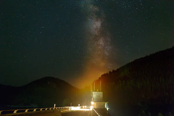 Voie lactée au-dessus du barrage Detroit en Oregon États-Unis Amérique — Photo