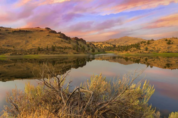 Reflejo del paisaje escénico del alto desierto en el centro de Oregon Estados Unidos — Foto de Stock