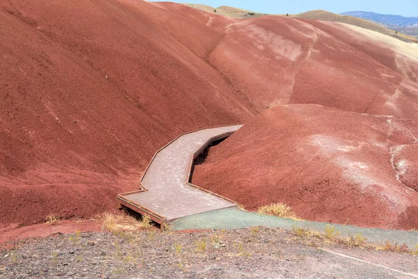 Senderismo Loop Boardwalk en Painted Hills Cove este de Oregon, EE.UU. — Foto de Stock