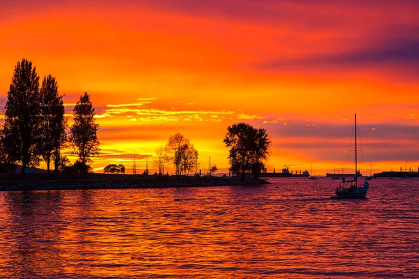 バンクーバー Bc、カナダでのサンセット ビーチ夕日のオレンジ色の輝き — ストック写真