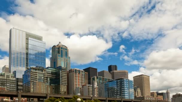 Перемещение облаков и неба над центром Сиэтла городской пейзаж с автострады автомобильного трафика 4k время истекло — стоковое видео