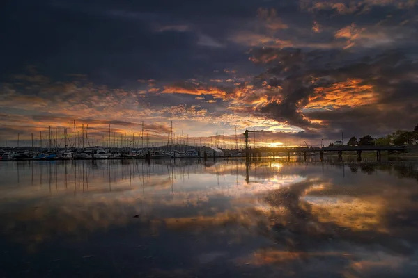 Solnedgång vid småbåtshamnen i Anacortes i Washington — Stockfoto