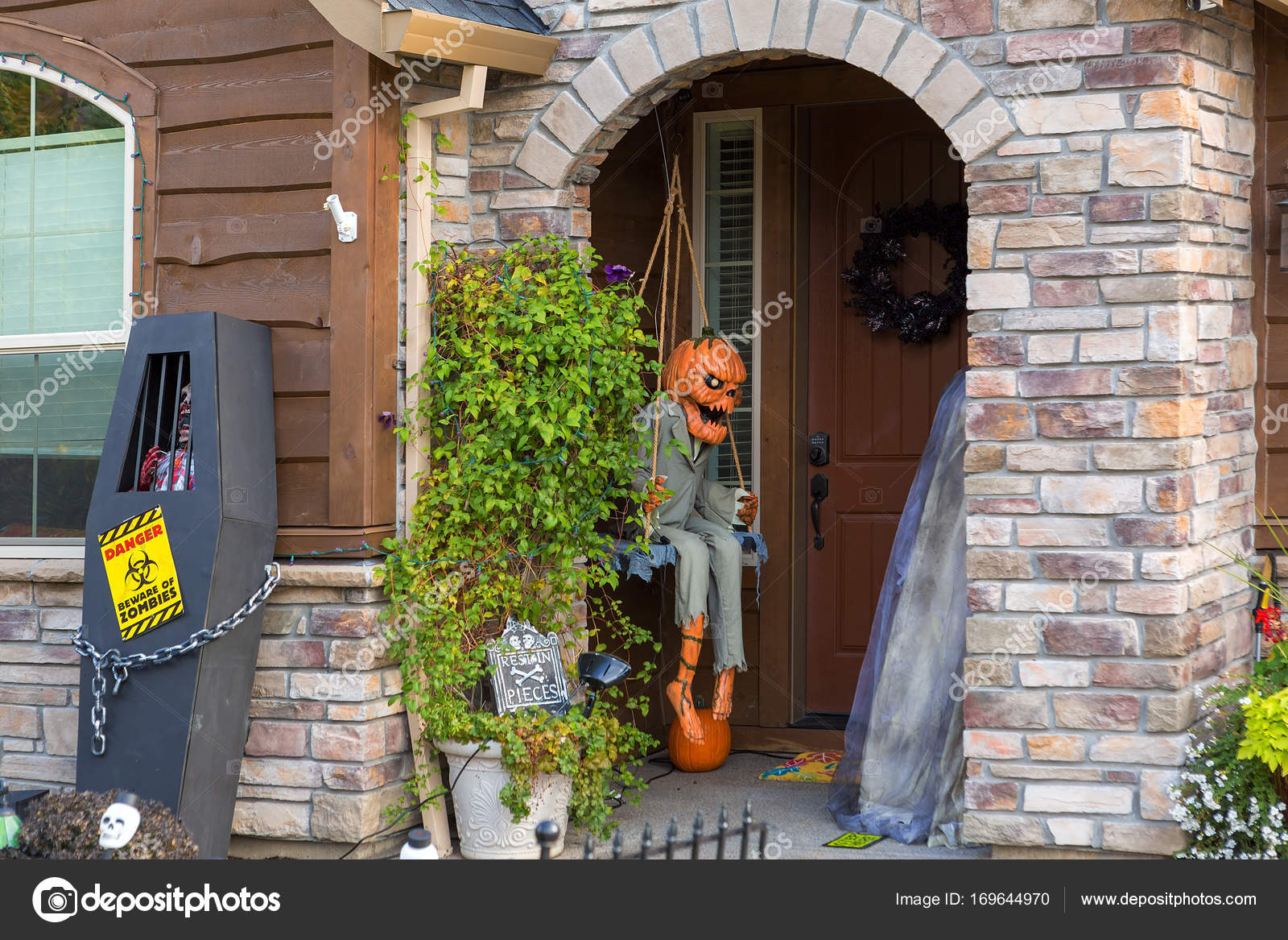 Decorazione di halloween sul portone di casa — foto stock © davidgn ... Decorazione di casa