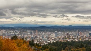 Zaman atlamalı bulutların üzerinde renkli sonbahar sezon 4k uhd Portland veya cityscape