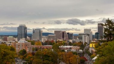 Zaman atlamalı bulutların üzerinde ya da Portland Kentsel şehir merkezinde sahne güz sezon 4k uhd