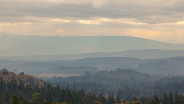 Lapso de tiempo de nubes y rayos de sol sobre el paisaje de Oregon otoño temporada en sunset 4k — Vídeos de Stock