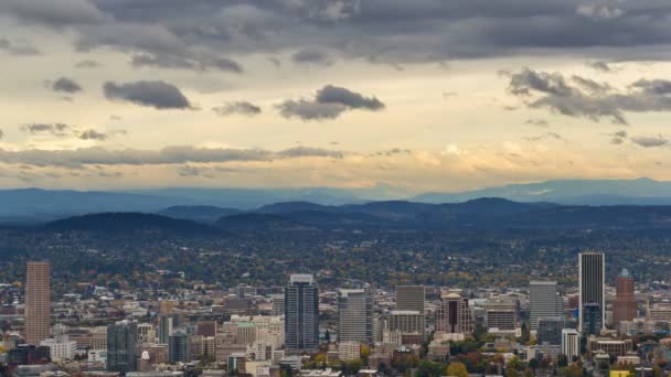 Lapso de tempo de nuvens tempestuosas sobre Portland OU paisagem urbana na temporada de outono 4k — Vídeo de Stock