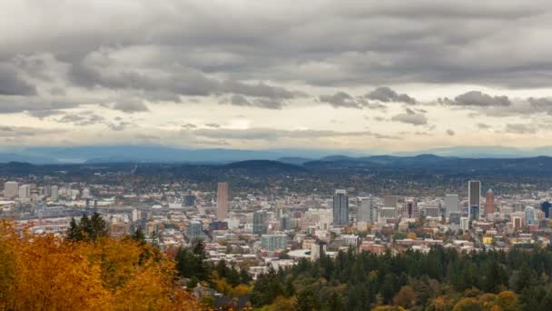 Tiempo de lapso de nubes sobre Portland O paisaje urbano en colorida temporada de otoño 4k uhd — Vídeos de Stock
