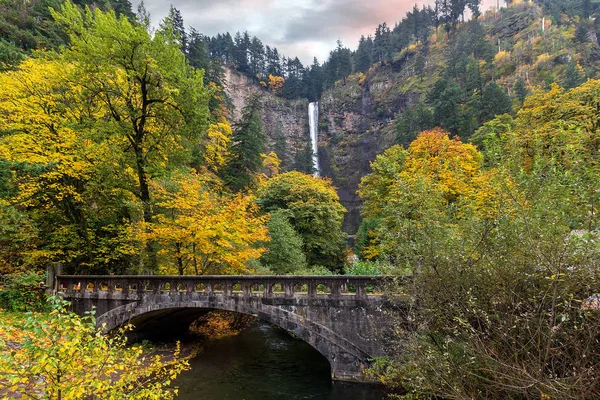 Водопад Мултнома вдоль шоссе Старая Колумбия Орегон США Америка — стоковое фото