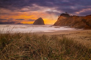 Cape Kiwanda, gün batımı ABD Pasifik City Beach