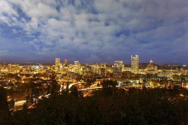 Portland Downtown stadsbilden i blå timmen Usa — Stockfoto