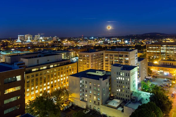 Full Moon Rising over Portland Downtown — Stock Photo, Image