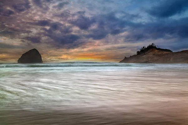オレゴン州の海岸のアメリカのケープ Kiwanda のチーフ Kiawanda ロック — ストック写真
