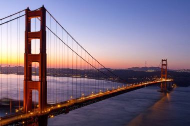 Kaliforniya ABD gündoğumu sırasında Golden Gate Köprüsü