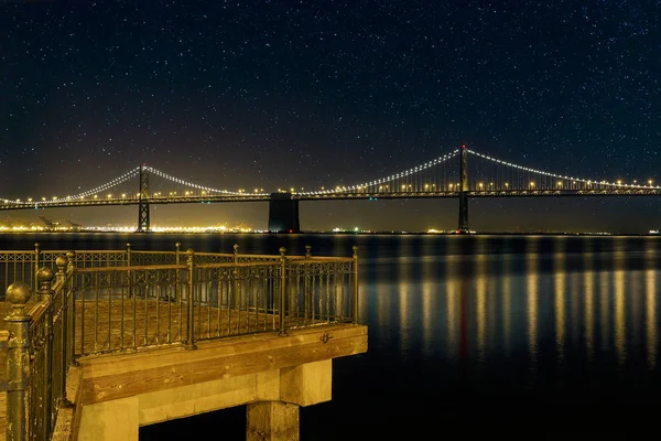Oakland bay bridge am pier in san francisco ca bei nacht — Stockfoto