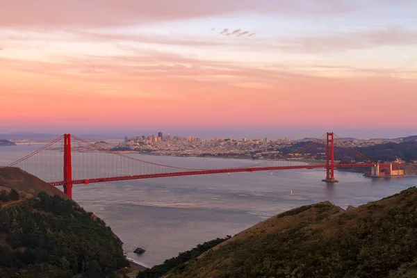 Sunset Over Golden Gate Bridge and San Francisco Skyline in CA USA — Stock Photo, Image