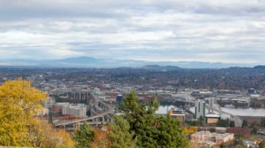 Zaman atlamalı bulutların üzerinde Marquam köprü ve Tilikum geçiş Portland veya 4k