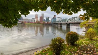 Zaman atlamalı veya Portland şehir manzarası ve Hawthorne Köprüsü Güz sezon 4k Uhd
