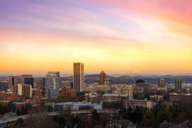 Alacakaranlıkta ABD Portland veya Cityscape ve Mt Hood günbatımı