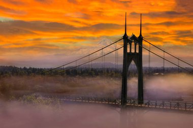 MT Hood St Johns köprü sırasında renkli gündoğumu ABD tarafından