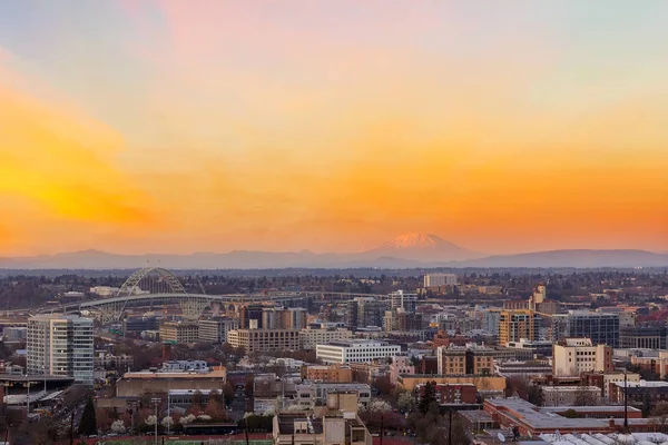 Sunset over Portland OR Cityscape and Mt Saint Helens USA — Stock Photo, Image