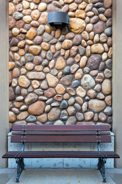 Outdoor Wood Bench by Rock Wall — Stock Photo, Image