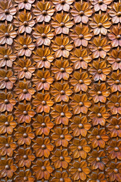 Scultura in legno floreale su pannello porta Primo piano — Foto Stock