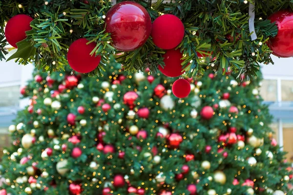 Κόκκινο διακοπές Χριστούγεννα στολίδια σε γιρλάντα — Φωτογραφία Αρχείου