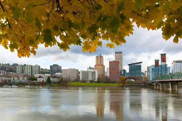 Portland OR City Skyline Bajo el follaje de otoño en la temporada de otoño —  Fotos de Stock