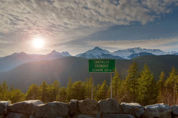 Nachmittagssonne über dem Tantalus-Gebirge in Kanada vom Aussichtspunkt — Stockfoto