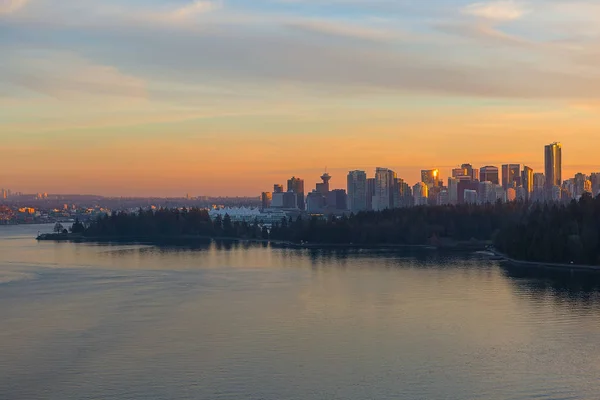 Vancouver bc canada skyline und stanley park bei untergang — Stockfoto