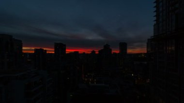 Ultra yüksek çözünürlüklü zaman atlamalı film erken sabah mavi saatten itibaren gündoğumu 3840 x 2160 Uhd yaşayan şehir Vancouver Bc şehri ele bulutlar hareketli