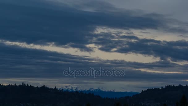 超高精細 時間経過映画雪の最終的なレンチキュラー雲と空の暗い嵐移動の覆われた台紙のフード オレゴン州ポートランド 3840 2160 Uhd のパウエル ビュート自然公園 — ストック動画