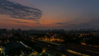 Ultra yüksek çözünürlüklü 4 k zaman sukut film bulutlar ve gökyüzü Eunos toplu konut genel Mrt kitle hızlı ulaşım ve otomatik trafik ile Singapur üzerinden erken sabah gündoğumu 3940 x 2160