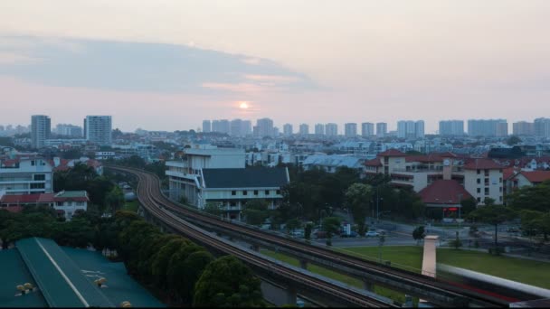 雲と早朝 Mrt 大量急速な交通機関と自動車の交通シンガポールでデミオ団地の上の空に昇る太陽のクローズ アップの時間経過映画 Uhd — ストック動画