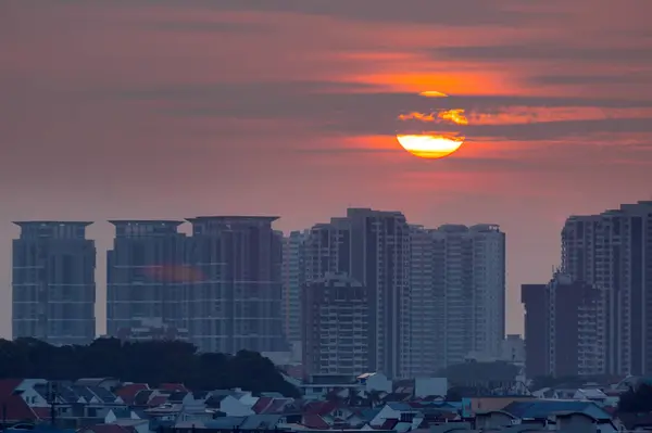 Salida del sol sobre el barrio residencial de Singapur —  Fotos de Stock