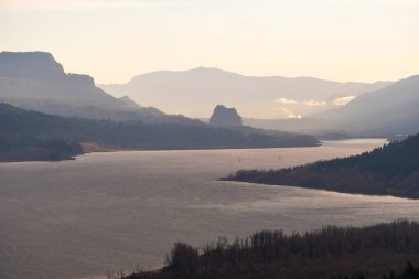 Güzel Columbia River Gorge kayalığın Beacon