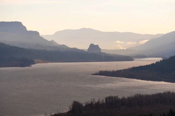 Beacon Rock lungo la bellissima gola del fiume Columbia — Foto Stock