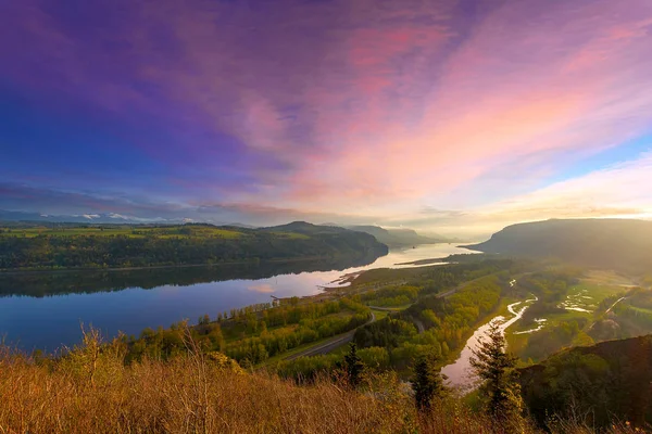 Salida del sol sobre la hermosa garganta del río Columbia entre los estados de OR y WA —  Fotos de Stock