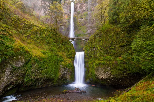 Multnomah Falls by Benson Bridge in Oregon Stagione primaverile — Foto Stock