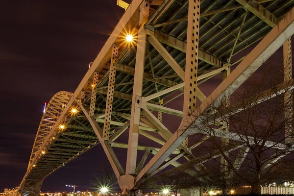 Under the Fremont Bridge at Night — Stock Photo, Image