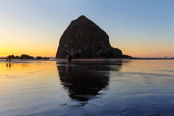 Beachcombers de Haystack Rock en Cannon Beach Oregon — Foto de Stock