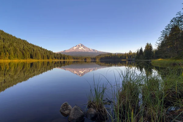 Mount Hood no Lago Trillium em Oregon — Fotografia de Stock