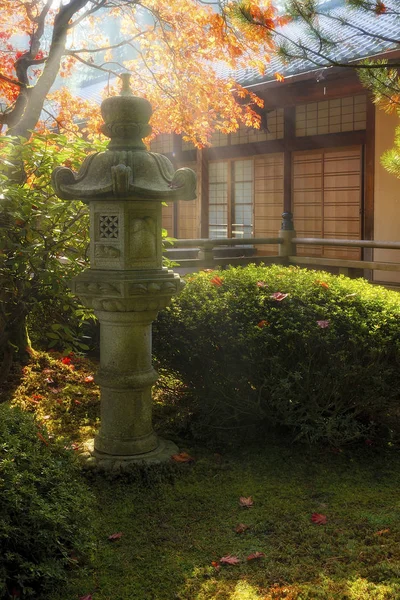 Travi di sole sopra la lanterna di pietra giapponese — Foto Stock