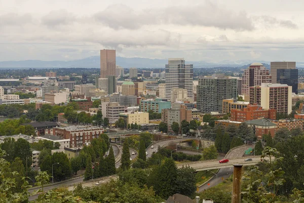Cityscape no centro de Portland Oregon pela Freeway — Fotografia de Stock