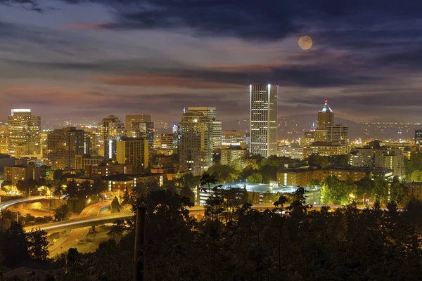 Full Moon Rising felett Downtown Portland, vagy — Stock Fotó