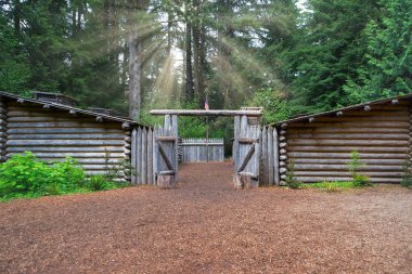 Güneş ışınları üzerinde Oregon'da Lewis ve Clark Ulusal tarihi park Fort Clatsop