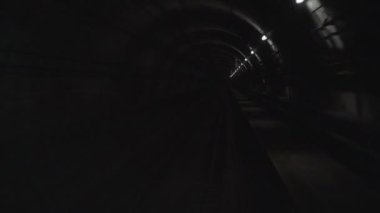 Çok yüksek çözünürlüklü 4k hızlandırılmış hızlı metro treni videosu karanlık tünelde 3840x2160