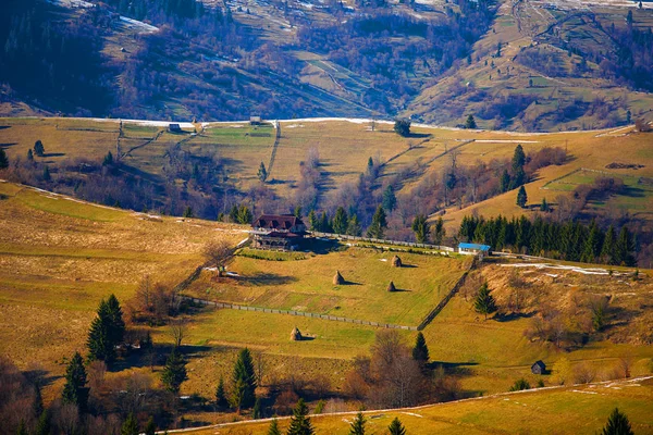 Paysage montagneux au lever du soleil, Carpates — Photo